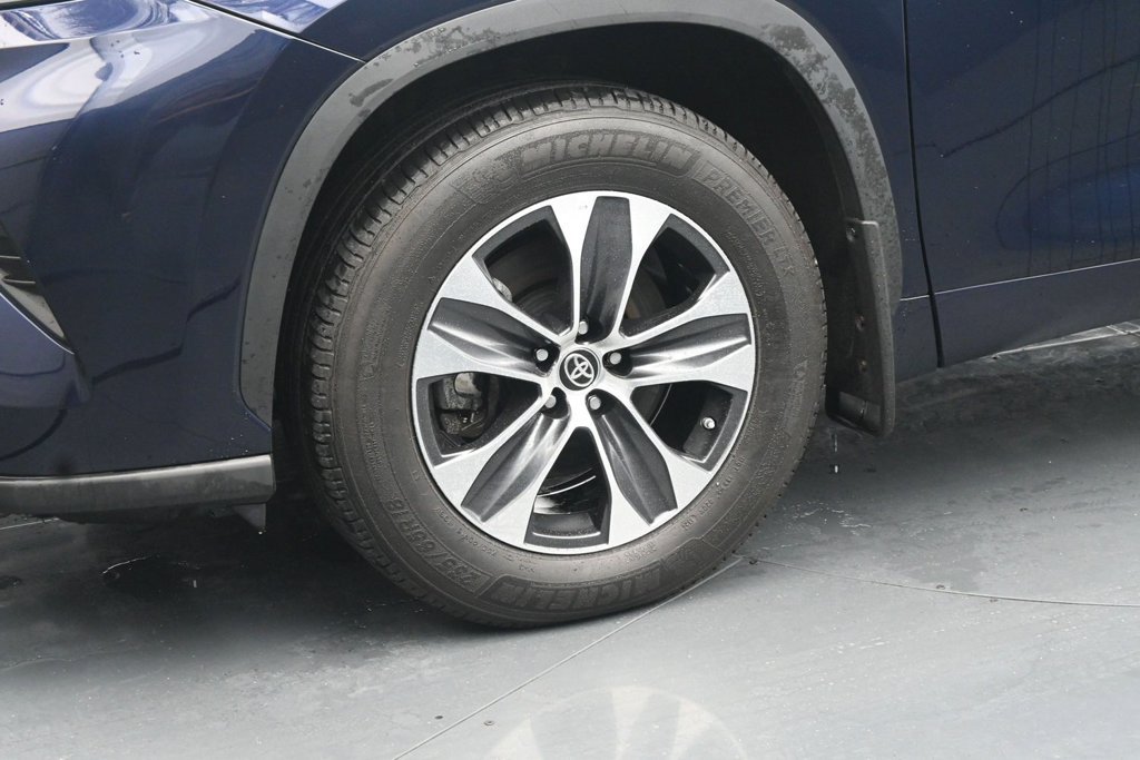 Used 2024 Toyota Highlander XLE AWD/4WD image 12