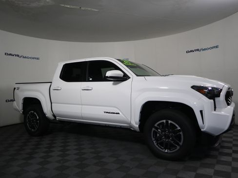 Used 2024 Toyota Tacoma TRD Sport image 4