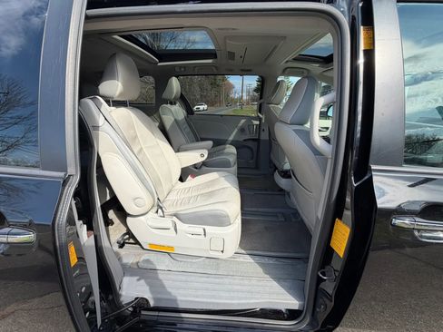 Used 2013 Toyota Sienna Limited w/ Premium Pkg image 16