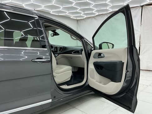 Used 2018 Chrysler Pacifica Touring-L FWD image 17