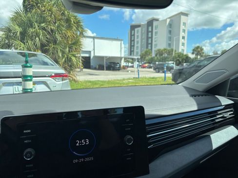 Used 2025 Volkswagen Jetta SE image 34