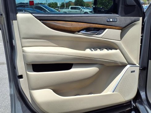 Used 2019 Cadillac Escalade Luxury RWD image 32