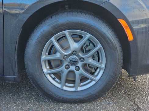 Used 2021 Chrysler Voyager Lxi image 10