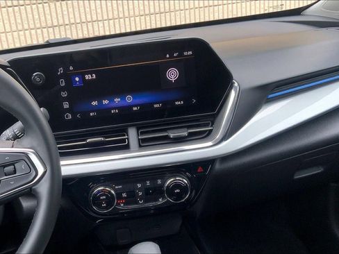 Used 2025 Chevrolet Trax LT w/ LT Convenience Package image 6