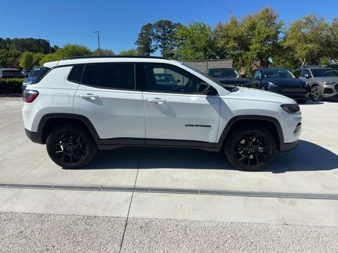 Used 2025 Jeep Compass Latitude w/ Convenience Group image 3