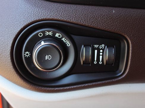 Used 2016 Jeep Renegade Latitude w/ Cold Weather Group FWD image 11