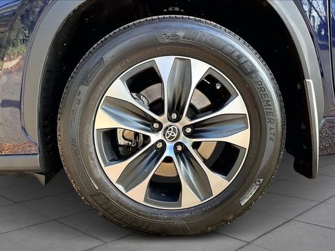 Certified 2022 Toyota Highlander XLE image 11