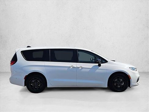 Used 2024 Chrysler Pacifica Limited FWD image 4