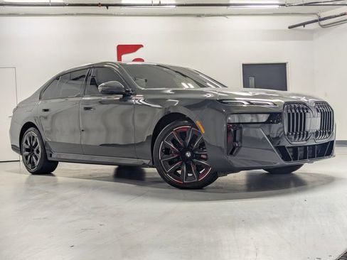 Used 2023 BMW 740i image 2