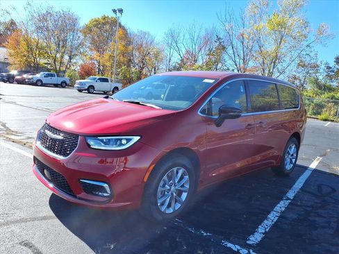 New 2026 Chrysler Pacifica Select image 3