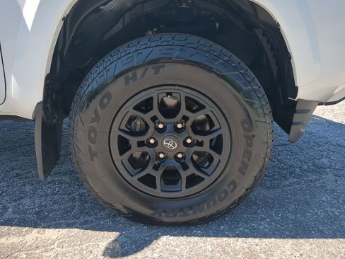 Used 2022 Toyota Tacoma SR5 w/ Technology Package image 9