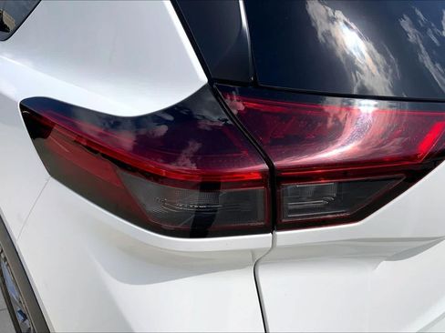 Used 2024 Nissan Rogue S AWD/4WD image 27