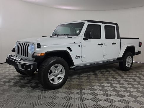 Used 2023 Jeep Gladiator Sport AWD/4WD image 3