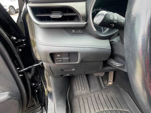 Used 2020 Toyota Highlander XLE FWD image 12