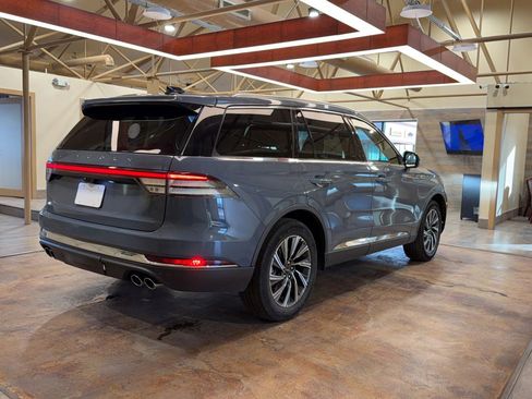 Used 2025 Lincoln Aviator AWD image 4