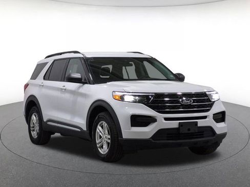 Used 2023 Ford Explorer XLT AWD/4WD image 3