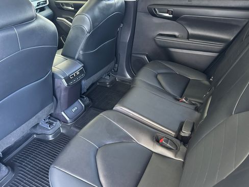 Used 2026 Toyota Highlander XLE AWD/4WD image 11
