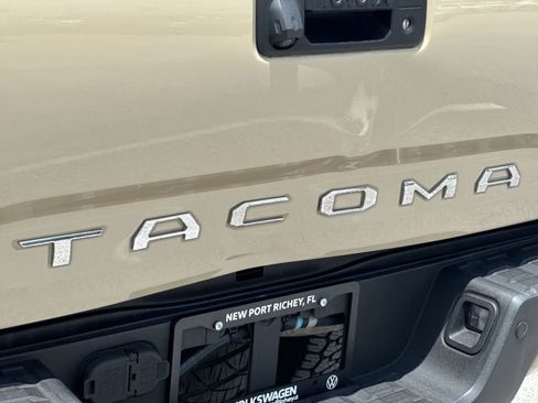 Used 2017 Toyota Tacoma TRD Sport w/ Premium & Technology Package RWD image 18