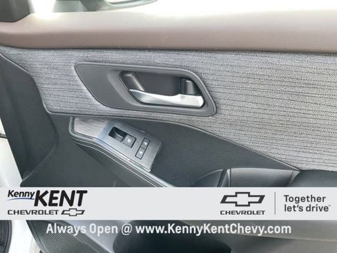 Used 2023 Nissan Rogue SV image 16