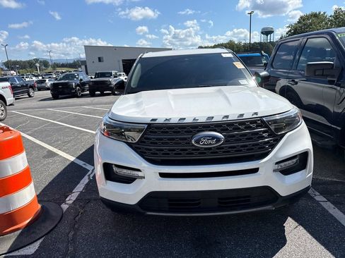 Used 2023 Ford Explorer XLT w/ Equipment Group 202A AWD/4WD image 4