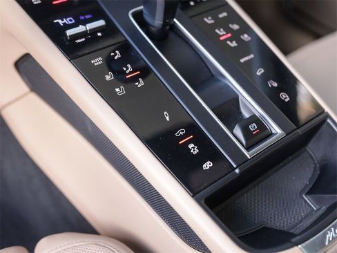 Certified 2022 Porsche Macan GTS image 25