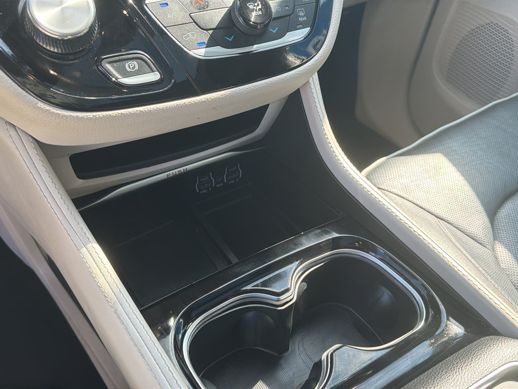 Used 2023 Chrysler Pacifica Limited FWD image 36