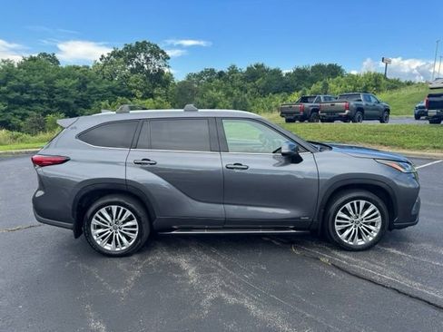 Used 2023 Toyota Highlander Platinum AWD/4WD image 2