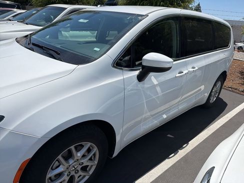 Used 2022 Chrysler Voyager LX FWD image 2