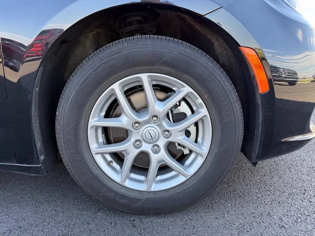 Used 2026 Chrysler Pacifica Select FWD image 10