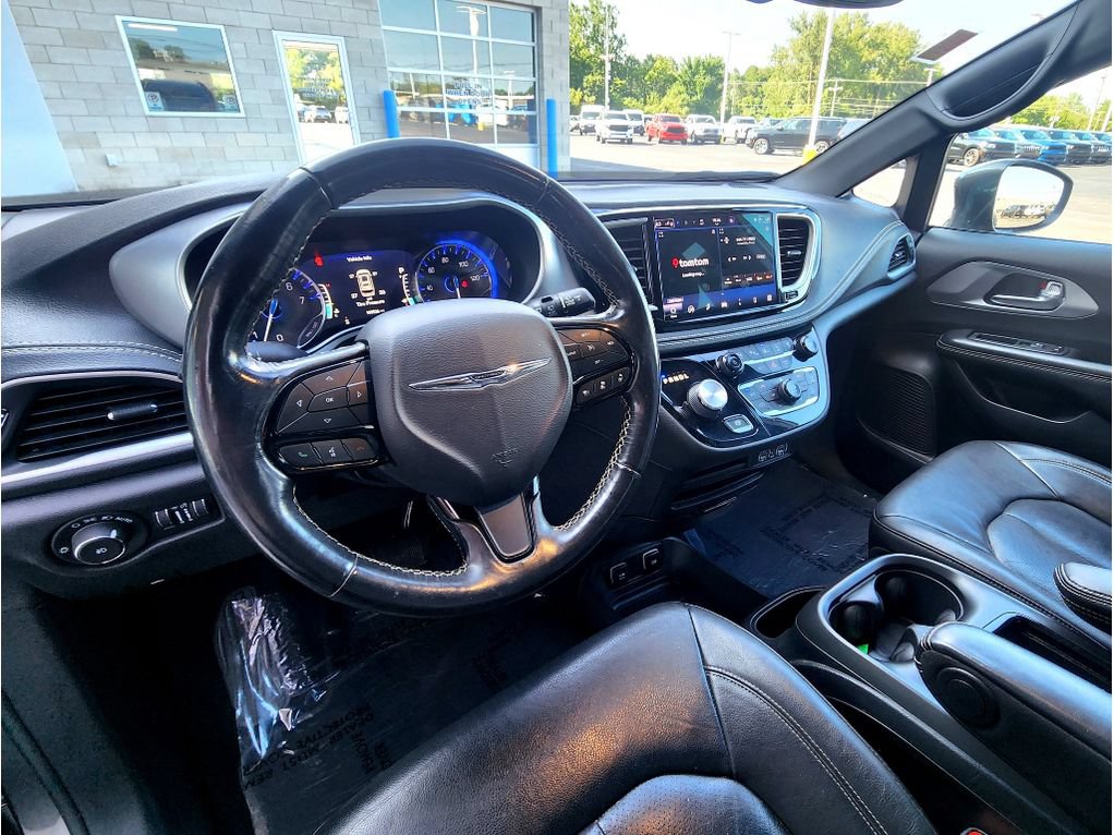 Used 2021 Chrysler Pacifica Touring-L w/ Premium & Safety Sphere Group FWD image 3