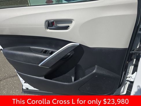 Used 2024 Toyota Corolla Cross L image 32