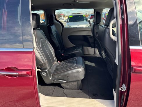 Used 2017 Chrysler Pacifica Touring-L image 15