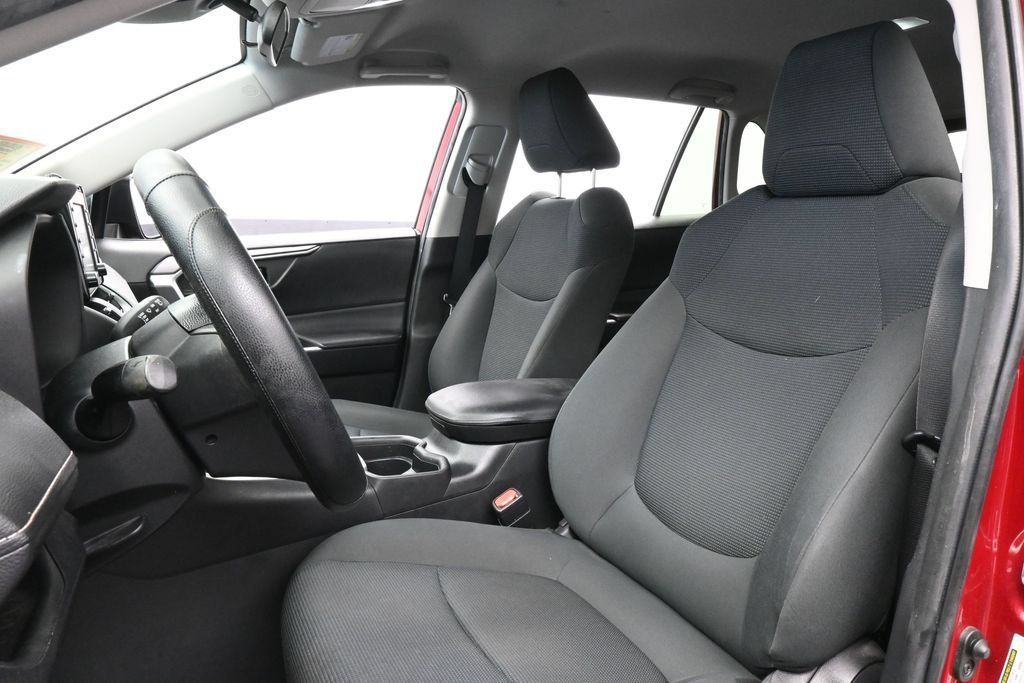 Used 2021 Toyota RAV4 LE FWD image 10