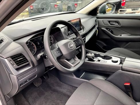 Used 2025 Nissan Rogue S image 8