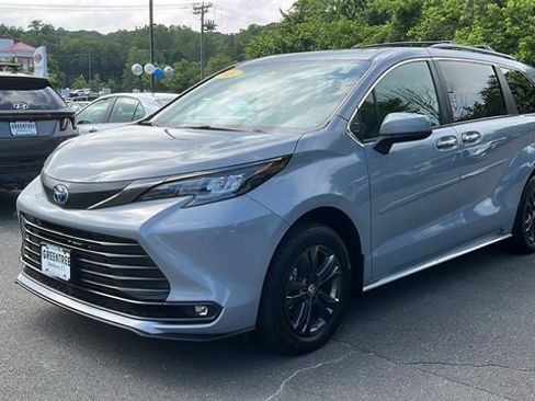 Certified 2024 Toyota Sienna XLE Woodland Edition image 3