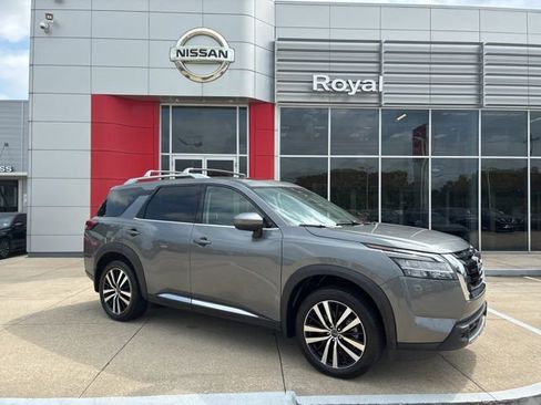 Used 2024 Nissan Pathfinder Platinum FWD image 1