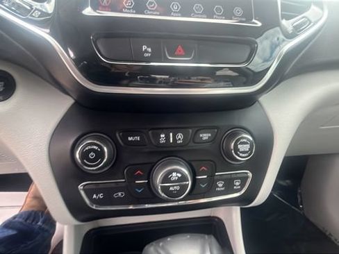 Used 2019 Jeep Cherokee Limited AWD/4WD image 16