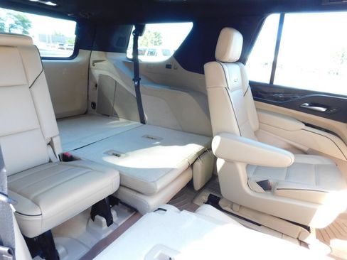Used 2022 Cadillac Escalade Premium Luxury AWD/4WD image 7