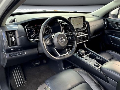 Used 2023 Nissan Pathfinder SL image 16