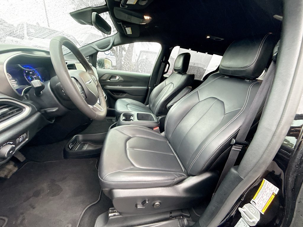Used 2025 Chrysler Pacifica Select FWD image 23