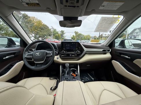 Used 2022 Toyota Highlander XLE image 16