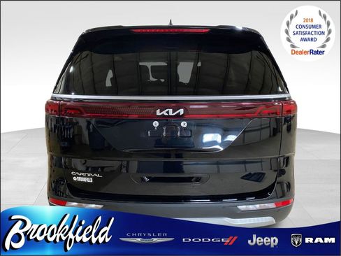 Used 2023 Kia Carnival LX image 4