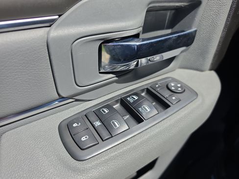 Used 2019 RAM 1500 Classic SLT AWD/4WD image 18