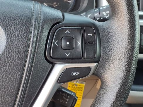 Used 2014 Toyota Highlander LE AWD/4WD image 18