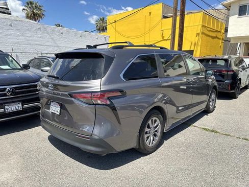 Used 2022 Toyota Sienna LE w/ LE Plus Package image 3