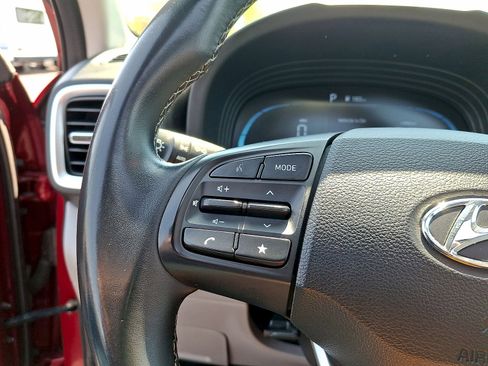 Used 2024 Hyundai Venue SEL FWD image 17