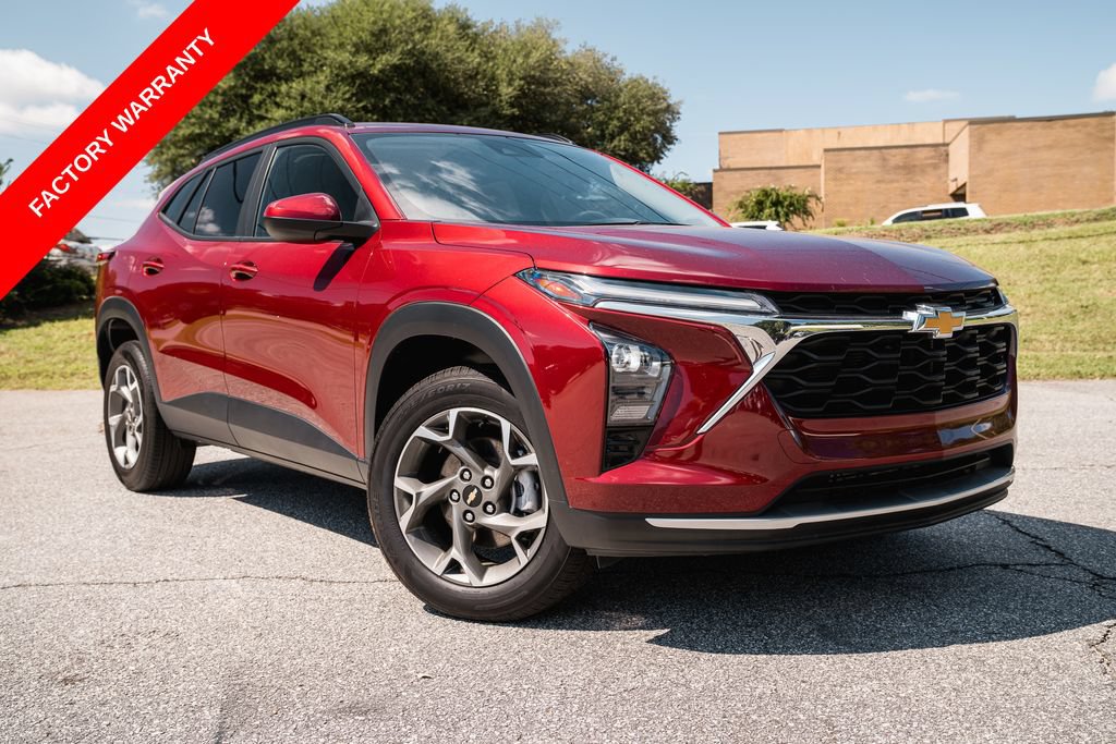 Used 2025 Chevrolet Trax LT FWD image 1