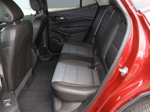 Used 2025 Chevrolet Trax LT w/ LT Convenience Package FWD image 8