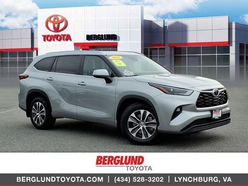 Used 2023 Toyota Highlander XLE AWD/4WD image 1