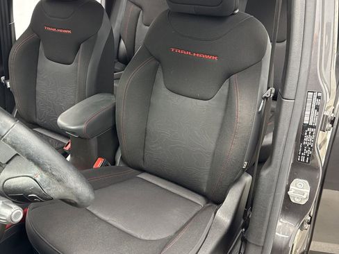 Used 2021 Jeep Renegade Trailhawk AWD/4WD image 9